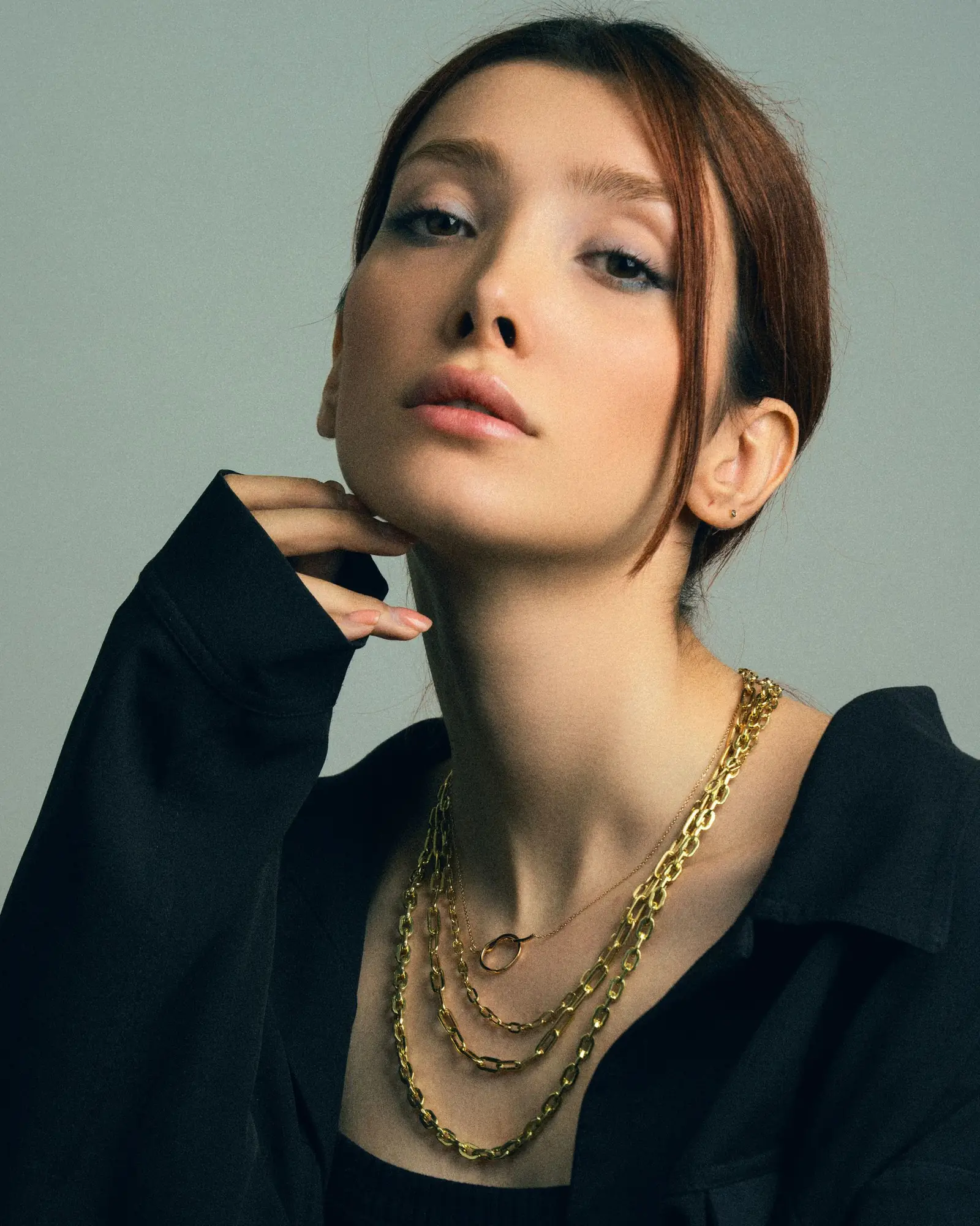 Modelo con collares dorados de Lúa